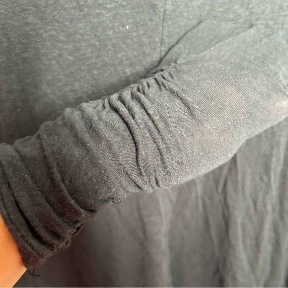 Free People Women’s Gray V Neck L/S Top Blouse Size S High Back Ruched Sleeves - Picture 5 of 5